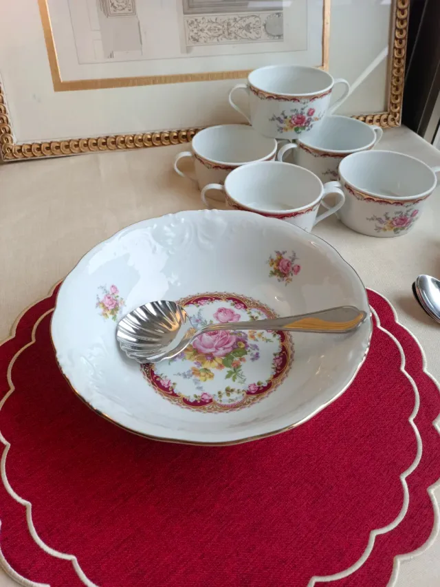 Ensaladera y cubiertos