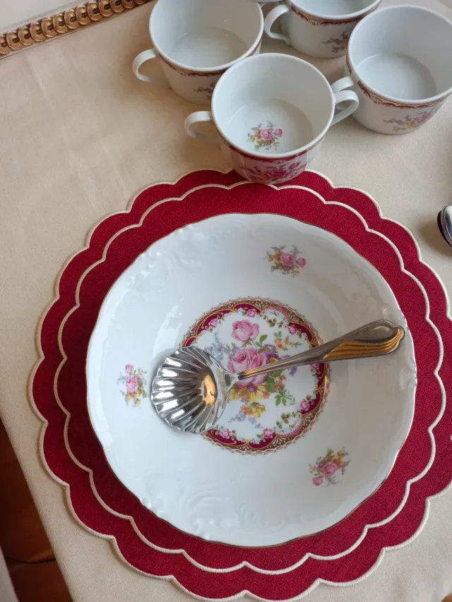 Ensaladera y cubiertos