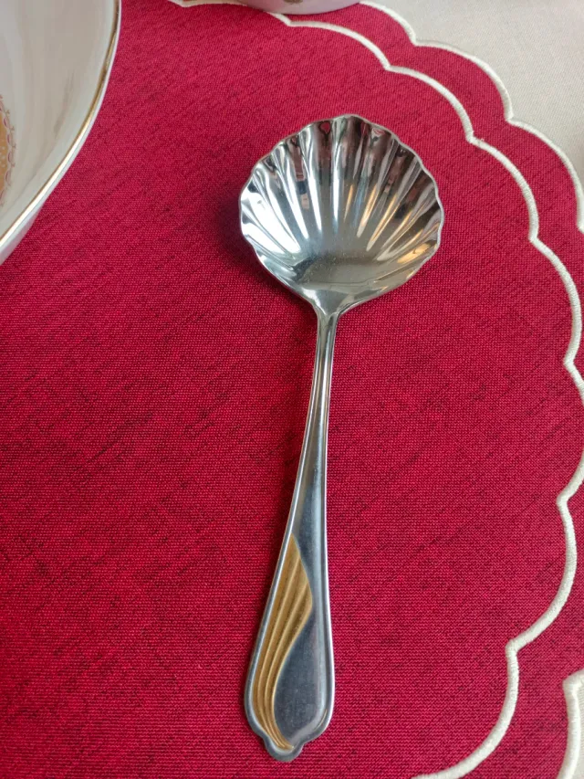 Ensaladera y cubiertos