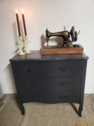 Comoda con cassetti grigio notte e granato inglese