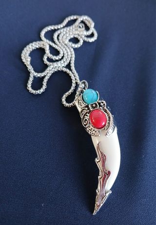 Colmillo con cadena de acero