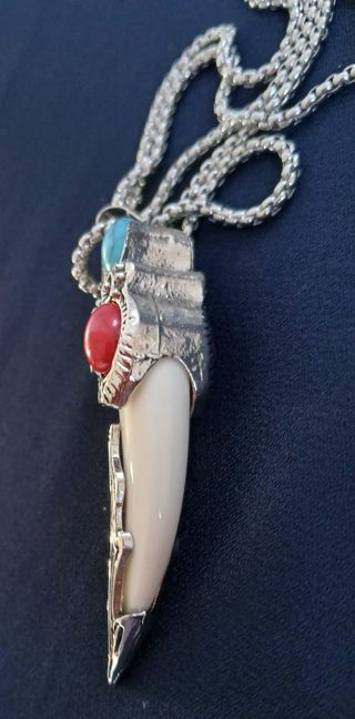 Colmillo con cadena de acero