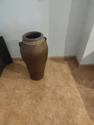 Jarrón de cerámica marrón grande