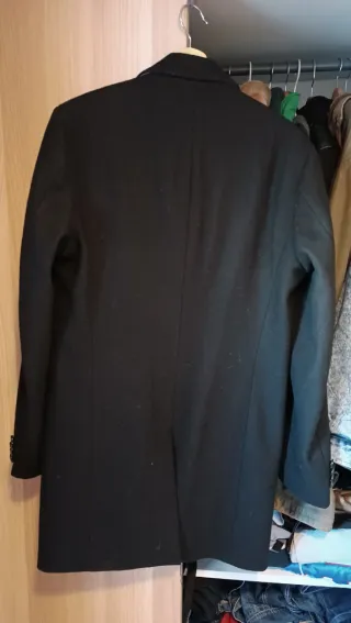 Abrigo gabardina hombre negro y camisa