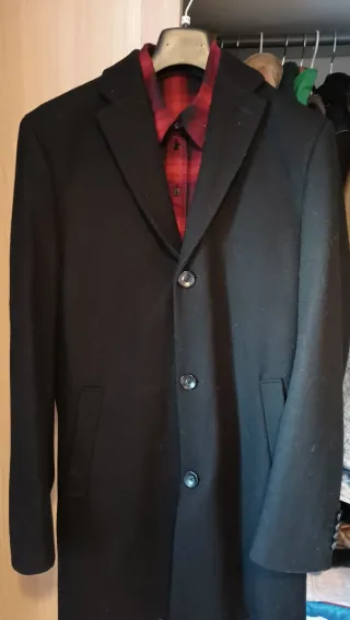 Abrigo gabardina hombre negro y camisa