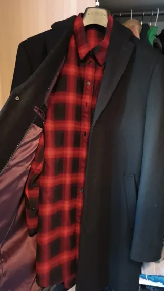 Abrigo gabardina hombre negro y camisa