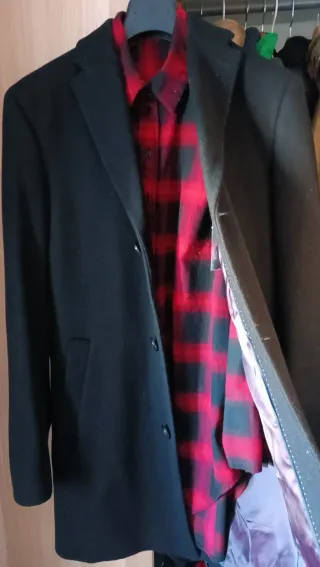 Abrigo gabardina hombre negro y camisa