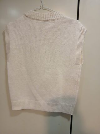 Chaleco tejido blanco con flor