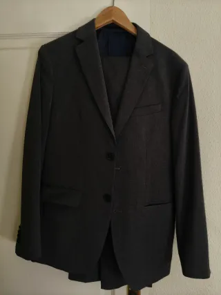 Traje gris oscuro talla 40