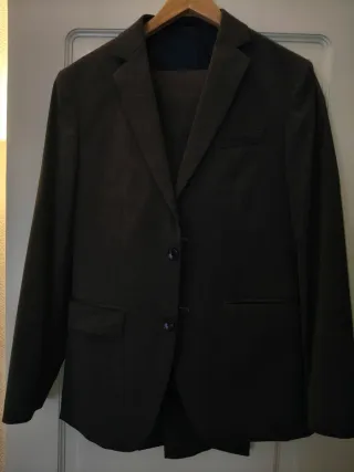 Traje gris oscuro talla 40