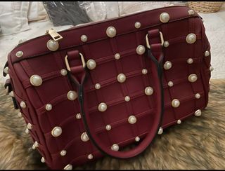 Bolso de mano con perlas y tachuelas
