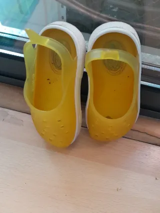 Zapatos amarillos tipo Crocs. Talla 26/27