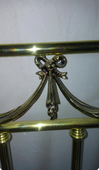 Cabecero de latón dorado