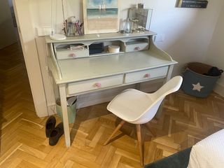 Escritorio vintage verde y blanco con silla