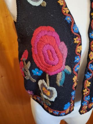 Colete bordado floral preto