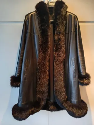 Abrigo de piel con borde de renard.