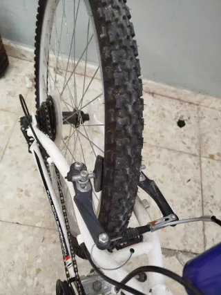 Bicicleta de montaña negra y azul