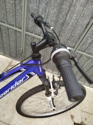 Bicicleta de montaña negra y azul