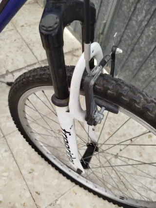 Bicicleta de montaña negra y azul