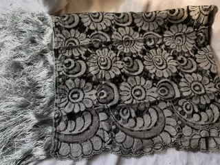 Mantilla de encaje floral con flecos