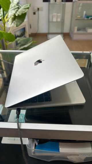 MacBook Pro 2020 13 8GB RAM i5 Plata