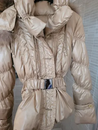 Bellissimo Giubbino color oro con cintura in vita