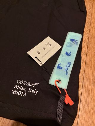 T-shirt Off-White nera con logo mano davanti