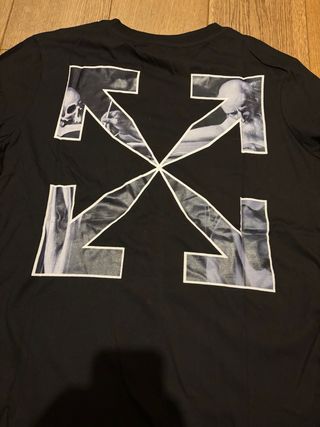 T-shirt Off-White nera con logo mano davanti