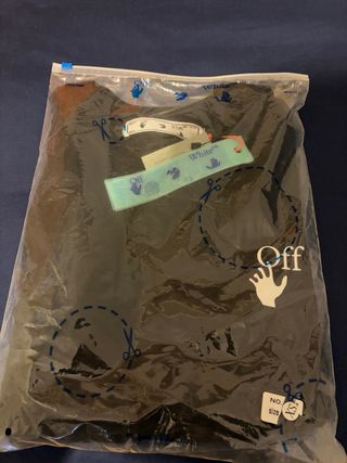 T-shirt Off-White nera con logo mano davanti