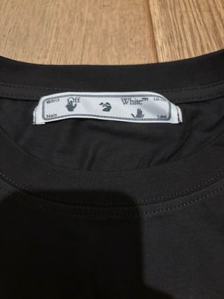 T-shirt Off-White nera con logo mano davanti