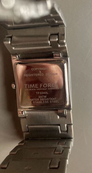 Reloj Time Force de acero inoxidable.