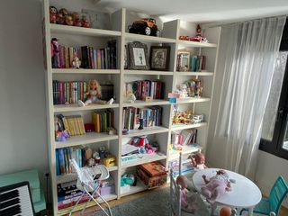 Estantería de madera blanca