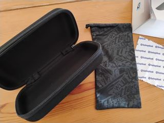 Funda para gafas de la marca Arnette.