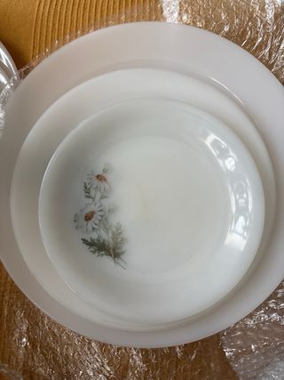 Platos y bandeja opalina, de Arcopal margaritas