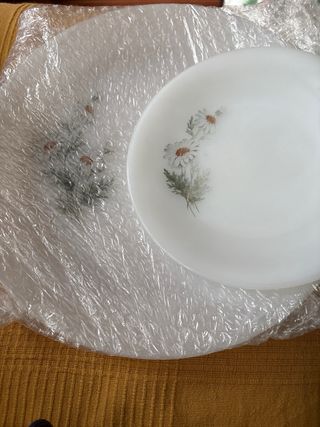 Platos y bandeja opalina, de Arcopal margaritas