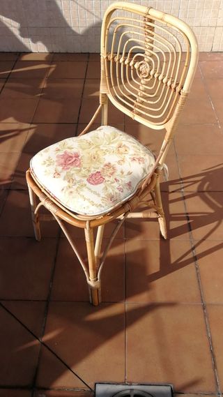 2 Sillas de Rattan con Cojín Floral