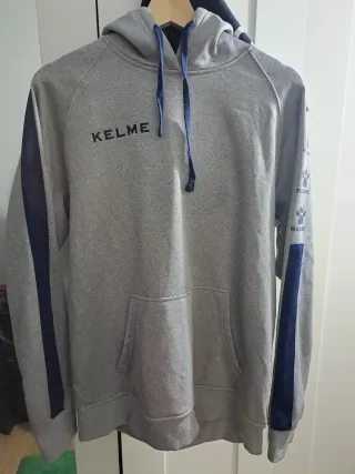Sudadera Gris con Detalles Azules Kelme