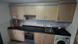 Muebles de cocina de madera y piedra