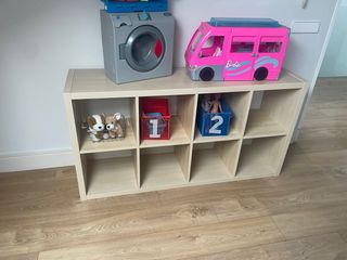 Estantería de almacenamiento beige y roja