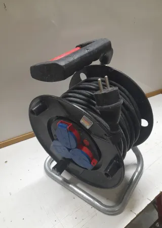 Enrrollacables con 3 tomas