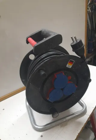 Enrrollacables con 3 tomas