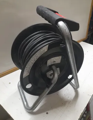 Enrrollacables con 3 tomas