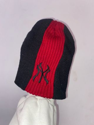 Gorro infantil negro y rojo