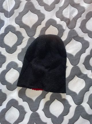 Gorro infantil negro y rojo