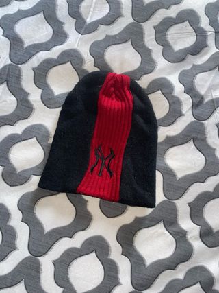Gorro infantil negro y rojo