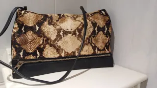 Bolso pelo Zara estampado serpiente.