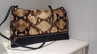 Bolso pelo Zara estampado serpiente.