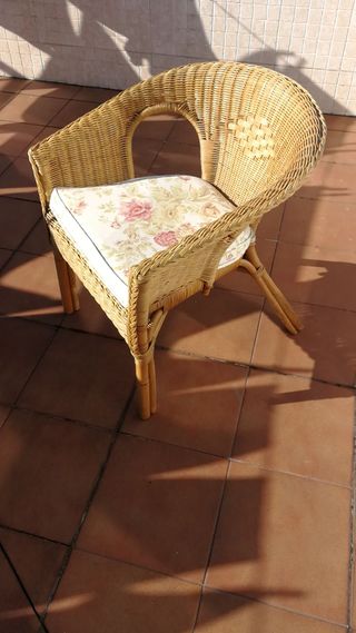 2 Sillones de mimbre con cojín floral