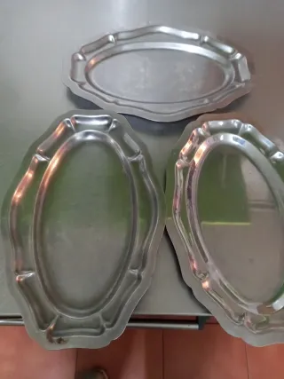 Bandejas metálicas plateadas