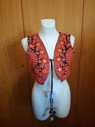 Colete bordado preto e vermelho